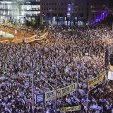 La police ne communique pas de chiffres officiels sur le nombre de participants aux manifestations mais les médias israéliens ont estimé à des "dizaines de milliers" le nombre de participants à la manifestation de samedi à Tel-Aviv.